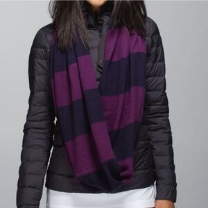 LULULEMON Heart Opener Circle Scarf Merino WoolBlack Grape / Berry Yum Y…